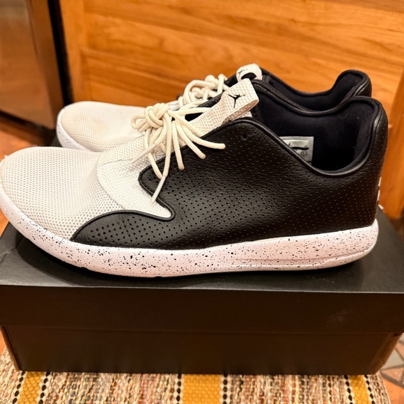 Air Jordan  Black and White‎ Eclipse Sneakers  Sz 9.5 - Picture 2 of 7